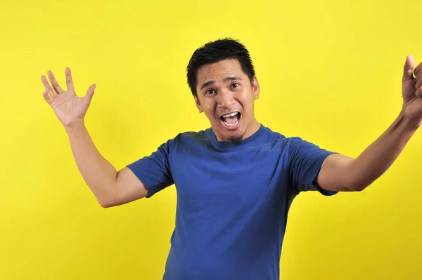 Ung asiatisk man glad och upphetsad uttrycker vinnande gest. Framgångsrik och firande — Stockfoto