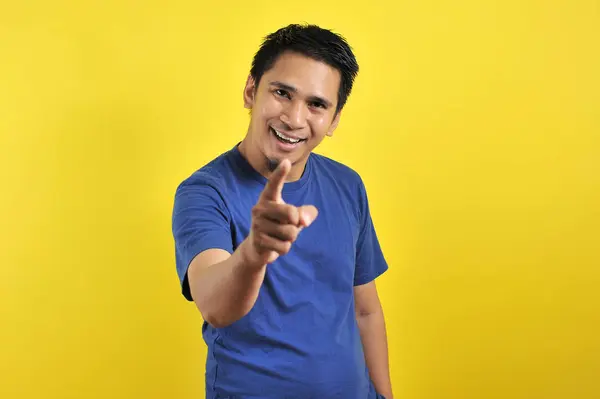 Glad ung asiatisk man ler pekar på kameran — Stockfoto