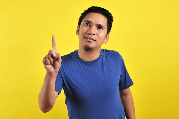 Amistoso aspecto animado agradable macho asiático con camiseta blanca sonriente mirada encantada en espacio de copia alegre —  Fotos de Stock