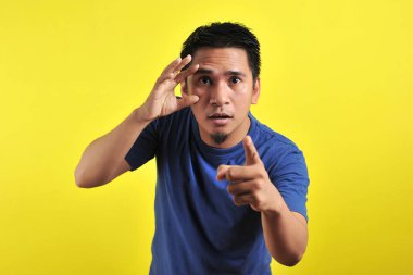 Genç Asyalı adam gözlerini açıp kamerayı doğrultuyor.