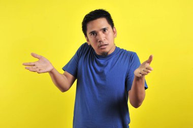 genç adam kaldırdı elleriyle sorular sorarak