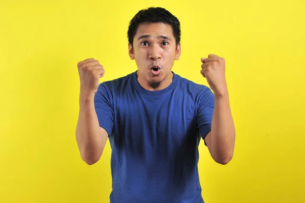 Ung asiatisk man glad och upphetsad uttrycker vinnande gest — Stockfoto