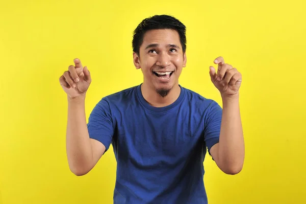 Asyalı genç adam mutlu ve heyecanlı Kazanan jestler — Stok fotoğraf