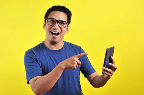 年轻英俊的亚洲男人用智能手机笑得很开心 — 图库照片