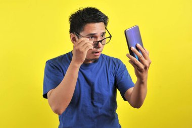 Asyalı adam akıllı telefonda gördüklerini şok etti.