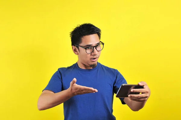 Asian man shocked what he see in the smartphone — 스톡 사진