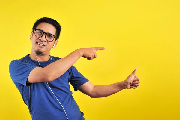 Handsome of happy smiling asian man pointing of a copyspace — Stock Photo, Image