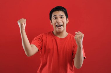 Asyalı genç adam mutlu ve heyecanlı Kazanan jestler.