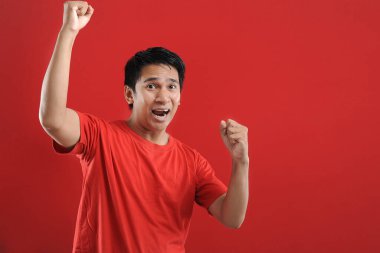 Asyalı genç adam mutlu ve heyecanlı Kazanan jestler.