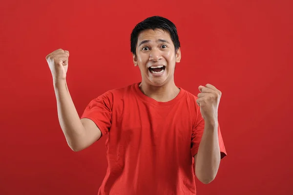 Ung asiatisk man glad och upphetsad uttrycker vinnande gest. — Stockfoto