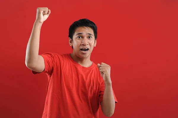 Joven asiático hombre feliz y emocionado expresando el gesto ganador . — Foto de Stock