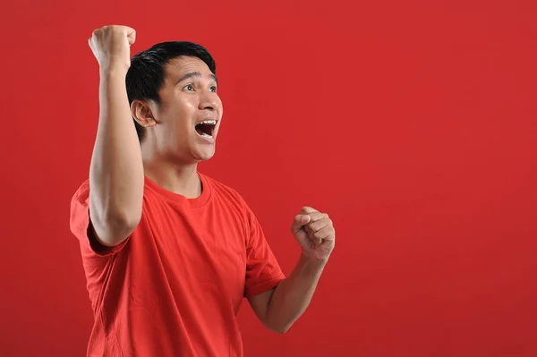 Joven asiático hombre feliz y emocionado expresando el gesto ganador —  Fotos de Stock