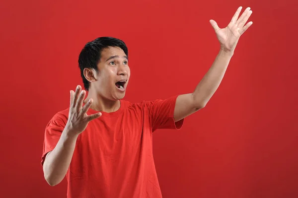 Joven asiático hombre feliz y emocionado expresando el gesto ganador . —  Fotos de Stock