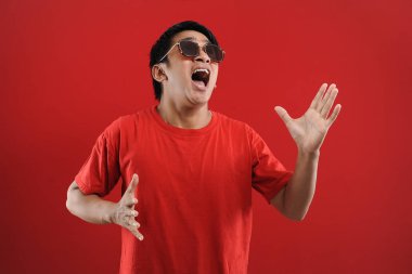 Asyalı genç adam mutlu ve heyecanlı Kazanan jestler.