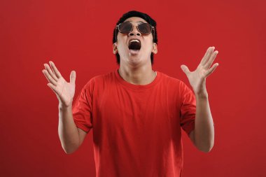 Asyalı genç adam mutlu ve heyecanlı Kazanan jestler.