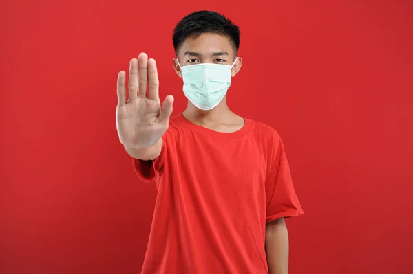 Retrato de jovem asiático vestindo máscara protetora contra o coronavírus — Fotografia de Stock