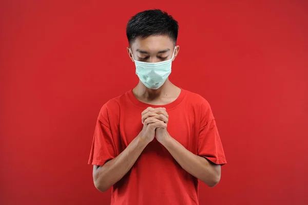Koronavirüse karşı koruyucu maske takan Asyalı genç adamın portresi.