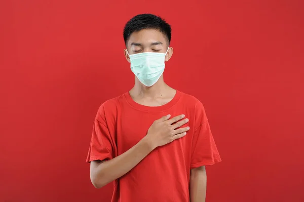 Portrét mladého asijského muže v ochranné masce proti koronaviru — Stock fotografie