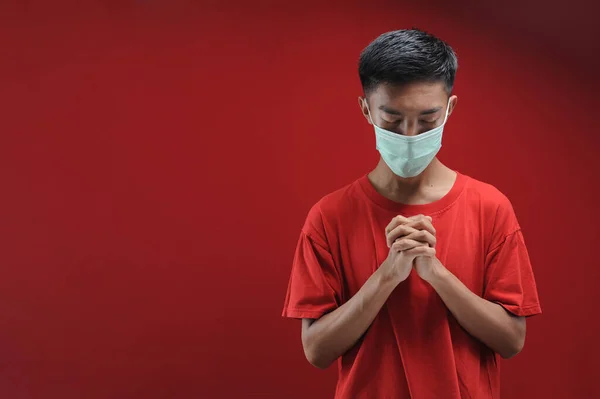 Portrét mladého asijského muže v ochranné masce proti koronaviru — Stock fotografie