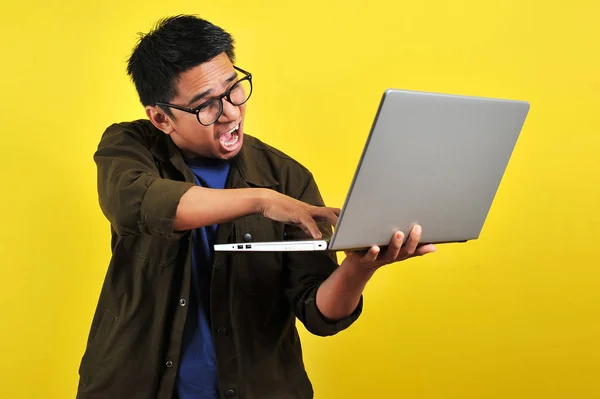 Azji online freelancer bardzo zły przed swoim laptopem, uzyskać zły raport od klienta — Zdjęcie stockowe