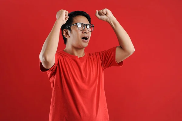 Joven asiático hombre feliz y emocionado expresando el gesto ganador . — Foto de Stock