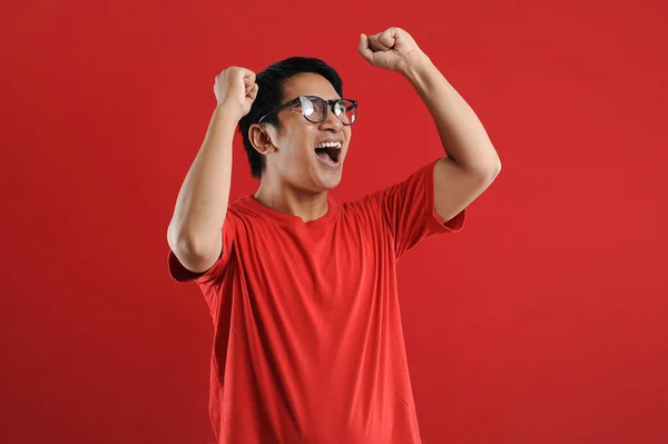 Ung asiatisk man glad och upphetsad uttrycker vinnande gest. — Stockfoto
