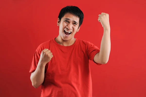 Молодой азиат счастлив и взволнован, выражая победный жест . — стоковое фото