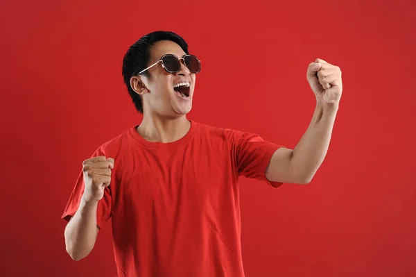 若いアジアの男幸せと興奮した表現受賞ジェスチャー. — ストック写真