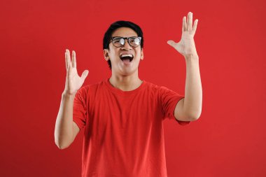 Asyalı genç adam mutlu ve heyecanlı Kazanan jestler.