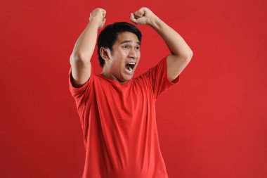 Asyalı genç adam mutlu ve heyecanlı Kazanan jestler.