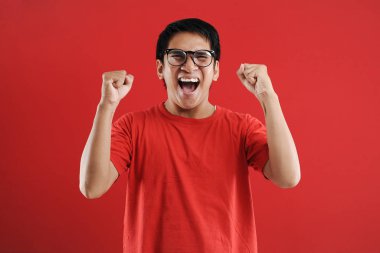 Asyalı genç adam mutlu ve heyecanlı Kazanan jestler.
