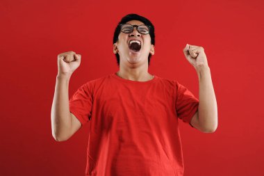 Asyalı genç adam mutlu ve heyecanlı Kazanan jestler.