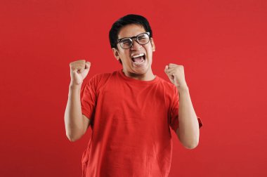 Asyalı genç adam mutlu ve heyecanlı Kazanan jestler.