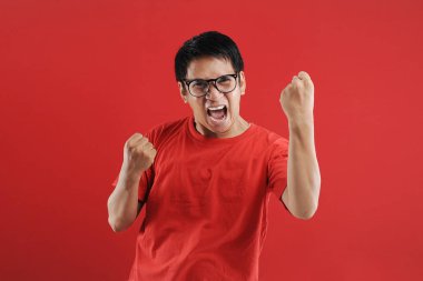 Asyalı genç adam mutlu ve heyecanlı Kazanan jestler.