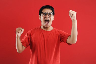 Asyalı genç adam mutlu ve heyecanlı Kazanan jestler.