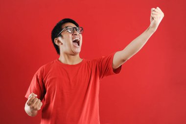 Asyalı genç adam mutlu ve heyecanlı Kazanan jestler.