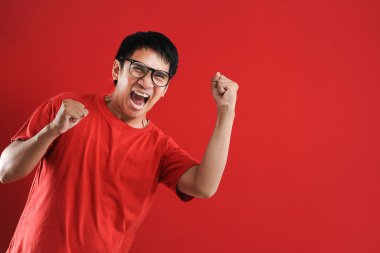 Asyalı genç adam mutlu ve heyecanlı Kazanan jestler.