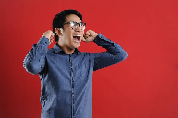 Ung asiatisk man glad och upphetsad uttrycker vinnande gest — Stockfoto
