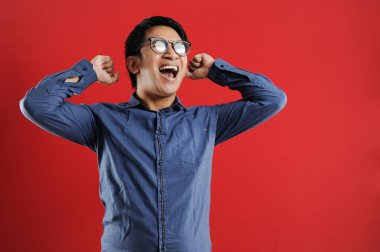 Asyalı genç adam mutlu ve heyecanlı Kazanan jestler.