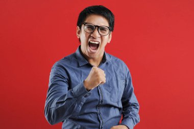 Asyalı genç adam mutlu ve heyecanlı Kazanan jestler.