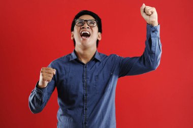 Asyalı genç adam mutlu ve heyecanlı Kazanan jestler.