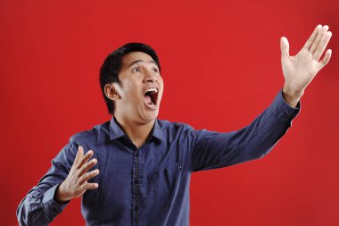 Asyalı genç adam mutlu ve heyecanlı Kazanan jestler.