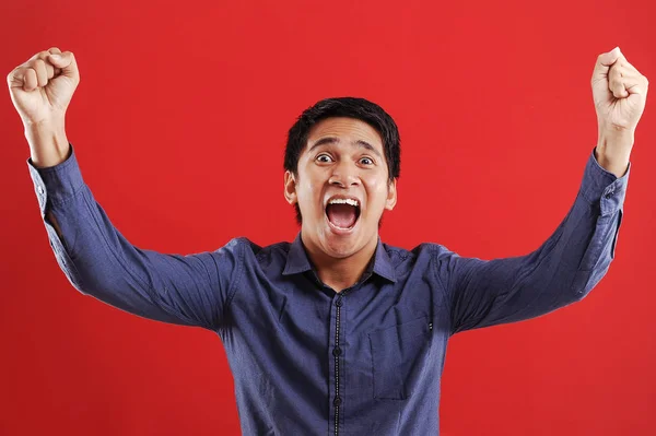 Joven asiático hombre feliz y emocionado expresando el gesto ganador . —  Fotos de Stock