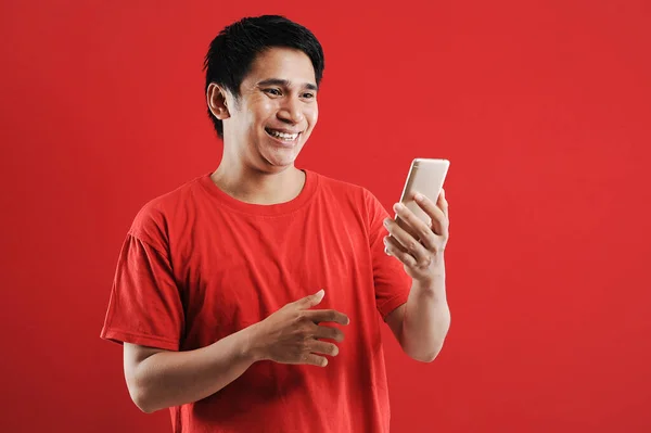 快乐的亚洲人在手机上阅读新的文字 — 图库照片