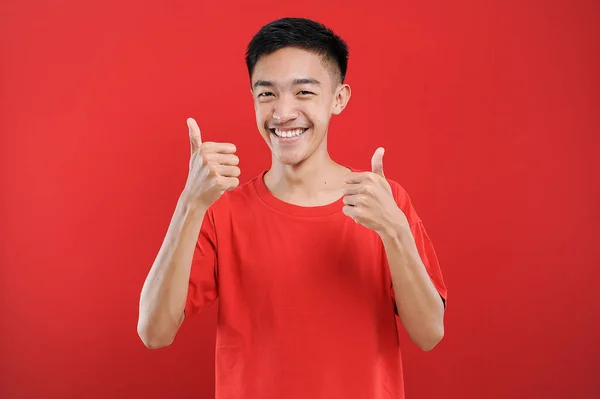 Ung Asiatisk Tonåring Gör Vinnande Gest Happy Speciell Gåva Isolerad — Stockfoto