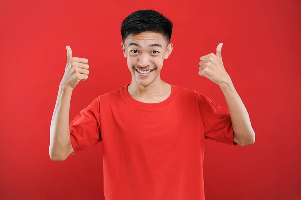 Genç Asyalı Genç Kazanan Jest Yapıyor Happy Özel Bir Hediye — Stok fotoğraf