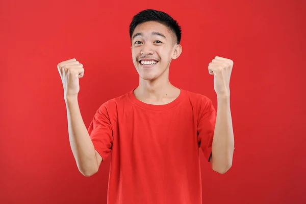 Молодий Азіатський Підліток Який Виграє Щасливий Отримати Спеціальний Подарунок Ізольований — стокове фото