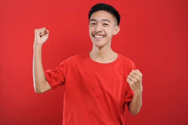 Ung Asiatisk Tonåring Gör Vinnande Gest Happy Speciell Gåva Isolerad — Stockfoto
