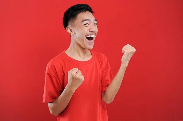 Ung Asiatisk Tonåring Gör Vinnande Gest Happy Speciell Gåva Isolerad — Stockfoto