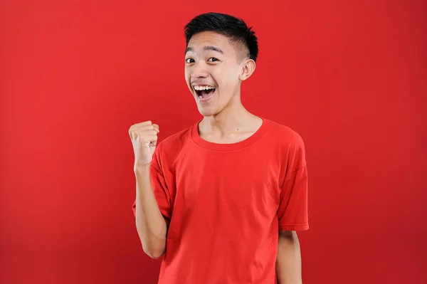 Mladý Asijský Teenager Dělá Vítězný Gesto Šťastný Dostat Speciální Dárek — Stock fotografie